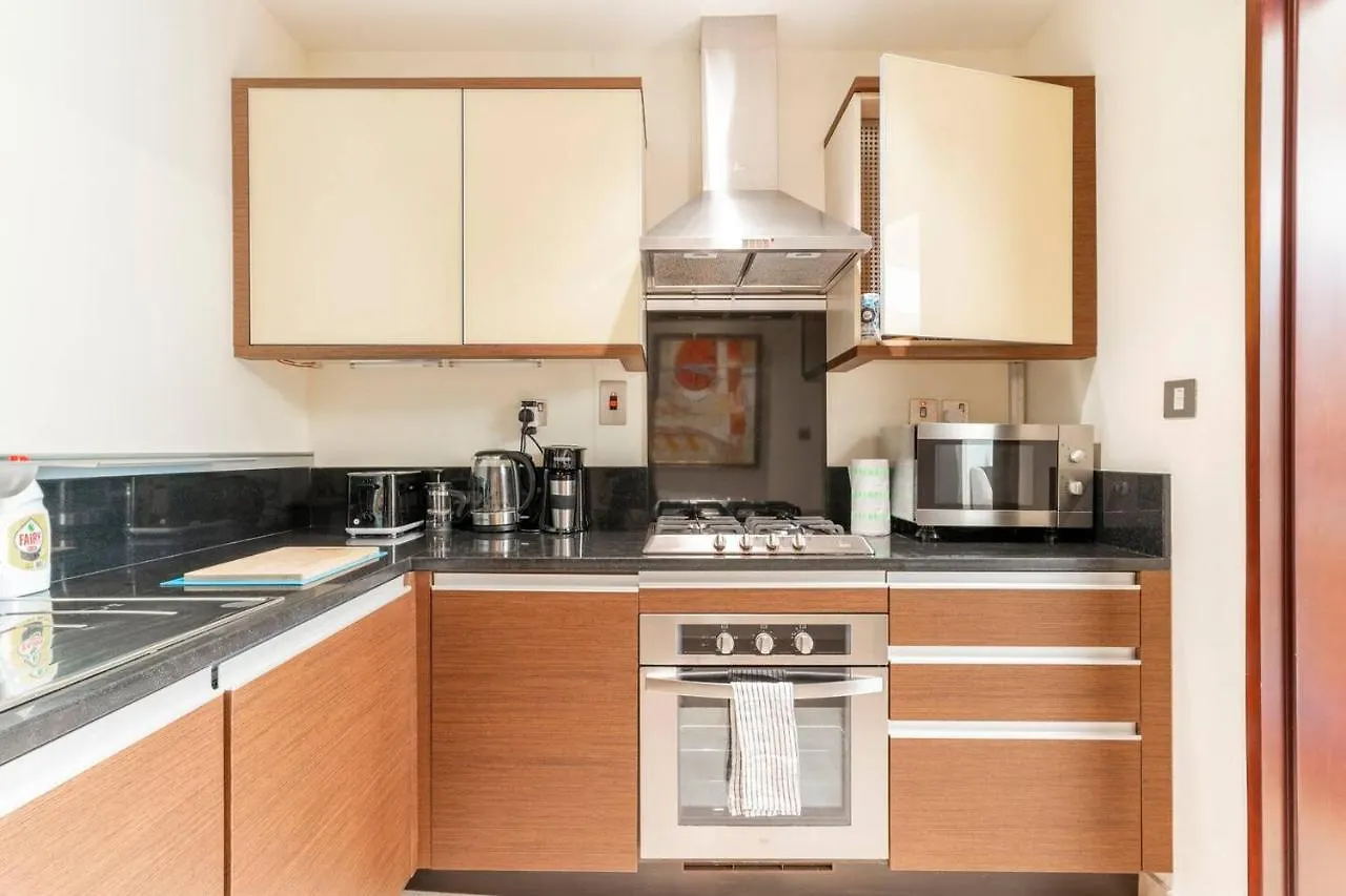 Fully-Equppied Studio With Private Beach And Pool Dubai Apartment